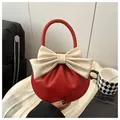 Mini bolso redondo rojo con un gran lazo blanco crema y un asa superior rígida - Rojo