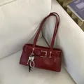 Dunkelrote Schultertasche aus Kunstleder mit Schleifenanhänger und Perlenkette - Mit Anhänger / Rot