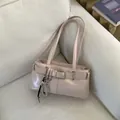 Minimalistische hellrosa Achseltasche in Glanzoptik mit silbernem Schleifendetail - Mit Anhänger / Rosa