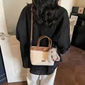 Vintage Umhängetasche aus Wildleder-Patchwork in Beige und Braun mit Hasenanhänger - Ohne Anhänger / Gebrochenes Weiß