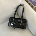 Minimalistische schwarze Hochglanz-Achseltasche mit Metallschnalle und Perlenanhänger - Mit Anhänger / Schwarz