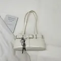 Minimalistische weiße Lackleder-Achseltasche mit silbernem Bogenanhänger und Perle - Mit Anhänger / Weiß
