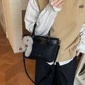 Schwarze Vintage-Handtasche aus Wildleder mit Plüsch-Hasen-Anhänger und Schnallendetail - Ohne Anhänger / Schwarz