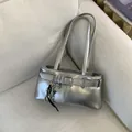 Minimalistische silberne Metallic-Achseltasche mit Gürtelschnalle und Perlen-Anhänger - Mit Anhänger / Silber