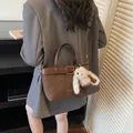 Dunkelbraune Tasche aus Wildlederimitat mit Plüschhasen-Anhänger und Tragegurt - Ohne Anhänger / Kaffeebraun