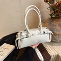 Bolso Boston de cuero beige con hebillas de metal plateado y asas superiores largas - Blanco