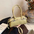 Bolso cilíndrico amarillo mostaza en cuero granulado mate con hebillas decorativas plata - Amarillo