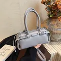 Bolso boston violeta grisáceo con cuero de textura lichi y detalles de hebilla de plata - Gris