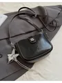 Sac bandoulière en cuir huilé noir avec détails argentés et breloque coeur et étoile - Noir (Avec Pendentif)