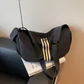 Schwarze Nylon-Umhängetasche mit drei weißen Streifen und verstellbarem Gurt - Schwarz