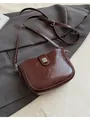 Borsa a tracolla minimalista in pelle lucida marrone rossiccio con fibbia argento - Caffè (Senza Pendente)