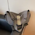 Graue Nylon Umhängetasche mit weißen Streifen und verstellbarem Schultergurt im Sport-Stil - Grau