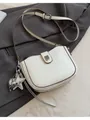 Borsa a tracolla bianca minimalista con bordi marroni e ciondoli a stella argentati - Bianco (Con Ciondolo)
