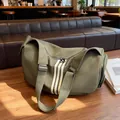 Olivgrüne Reisetasche mit großem Fassungsvermögen, drei weißen Streifen und Gurt - Armeegrün