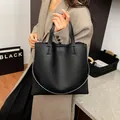 Sac à main élégant en cuir grainé noir avec poignée décorative semi-circulaire - Noir