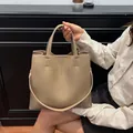 Sac cabas chic en cuir beige à grain de litchi avec poignées et large bandoulière - Gris éléphant