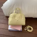 Bolso tipo cubo vintage amarillo claro minimalista con asa y correa ajustable - Sin colgante / Amarillo