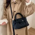 Borsa a secchiello nera alla moda in finta pelle con fibbia decorativa e tracolla rimovibile - Nero