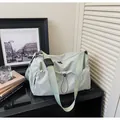 Borsa da viaggio grande in nylon verde menta con tracolla e tasca laterale a coulisse - Verde