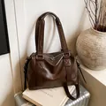 Bolso tote vintage marrón café en cuero sintético brillante con cremallera plateada - Marrón