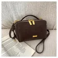 Schokoladenbraune Wildleder Boston Bag mit Doppelreißverschluss und Golddetails - Braun