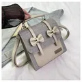 Bolso bandolera cuadrado de mezclilla gris y crema con lazos y asa superior - Gris