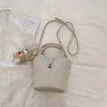 Beige emmertas met lychee-textuur, pluche beer-hanger en zilveren sluiting - Wit Met Hanger