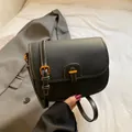 Borsa a tracolla in pelle nera con cuciture bianche e fibbia dorata vintage - Nero