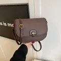 Borsa a tracolla marrone scuro con trama litchi, cuciture bianche e chiusura dorata - Marrone