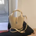 Elegante beige emmertas met litchi-korrel, zilveren slot en verstelbare riem - Geel zonder hanger