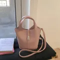 Roze bucket bag van leer met lychee-structuur en zilverkleurig metalen slot - Roze Zonder Hanger
