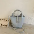 Lichtblauwe emmer tas met litchi-patroon, zilveren slot en afneembare riem - Blauw Zonder Bedeltje