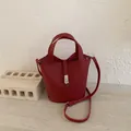 Rode emmertas van leer met lychee-patroon, zilveren gesp en schouderband - Rood (Geen Hanger)