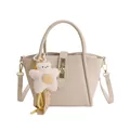 Sac seau élégant beige à texture litchi avec breloque en peluche et fermoir doré - Sans pendentif / Blanc Cassé