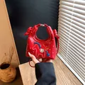 Rode mini-handtas met hartjesprint, paardenborduursel en metalen ringhandvat - Rood