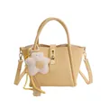 Sac seau beige en cuir grainé avec fermoir doré et pendentif étoile peluche - Sans pendentif / Jaune