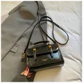 Glänzende schwarze Retro-Umhängetasche aus PU-Leder mit goldenen Metallschnallen - Ohne Anhänger / Schwarz