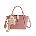 Rosa Eimer-Handtasche aus Leder mit Lychee-Maserung, Goldschloss und Bärchen - Rosa