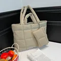 Borsa tote trapuntata beige con pochette coordinata e manici imbottiti in crema - Cachi