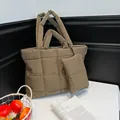 Borsa tote trapuntata color kaki con tracolla imbottita e piccola pochette abbinata - Marrone