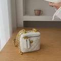 Mini sac à bandoulière matelassé blanc avec boucle rose dorée et bandoulière chaîne - Blanc Petit