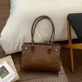 Borsa tote retrò marrone scuro con doppi spallacci e dettagli di rivetti in argento - senza ciondolo / Marrone