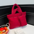 Sac fourre-tout matelassé rouge avec pochette assortie en nylon brillant de haute qualité - Rouge