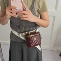 Mini sac carré matelassé en cuir verni bordeaux avec bandoulière chaîne dorée - Rouge Petit