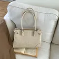 Grande borsa tote retrò beige crema in ecopelle testurizzata con spalline sottili - senza ciondolo / Bianco