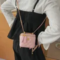 Sac bandoulière rose matelassé avec détail camélia porté par un mannequin - Rose Petit