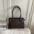 Borsa tote retrò marrone scuro in ecopelle con sottili doppi manici e finiture argentate - senza ciondolo / Marrone