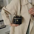 Mini sac bandoulière noir matelassé avec camélia doré et bandoulière en chaîne - Noir Petit