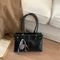 Μαύρη vintage hobo τσάντα με λεοπάρ καρδιά κρεμαστό σε ξύλινο δάπεδο - Με Κρεμαστό / Μαύρο