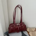 Bolso Boston minimalista rojo vino en cuero brillante con correas dobles de hombro - Rojo